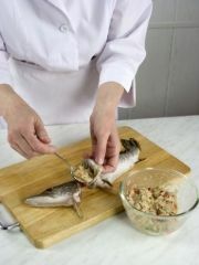 Приготовление блюда по рецепту - Щука фаршированная (6). Шаг 6