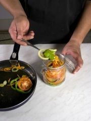 Приготовление блюда по рецепту - Салат из баклажанов с овощами. Шаг 2