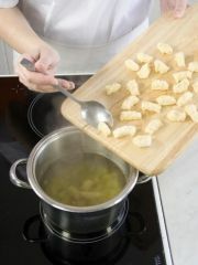Приготовление блюда по рецепту - Суп картофельный с галушками. Шаг 5
