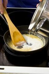 Приготовление блюда по рецепту - Соус бешамель с сыром пармезан. Шаг 3