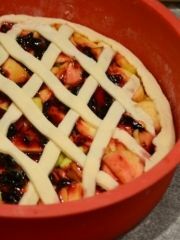 Приготовление блюда по рецепту - Сладкий пирог с яблоками и вареньем. Шаг 3