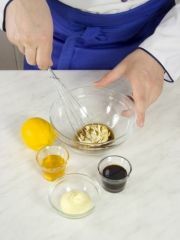 Приготовление блюда по рецепту - Салат с кальмарами и перепелиными яйцами. Шаг 4