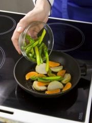 Приготовление блюда по рецепту - Тунец, запеченный с овощами. Шаг 3