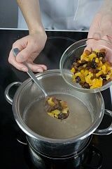 Приготовление блюда по рецепту - Каша перловая с сухофруктами. Шаг 2