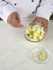Приготовление блюда по рецепту - Фруктовый салат со сливками. Шаг 3