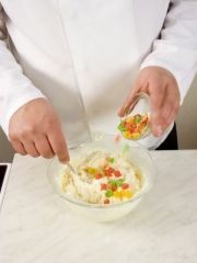 Приготовление блюда по рецепту - Творожная запеканка с грушей и сухофруктами. Шаг 2