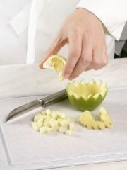 Приготовление блюда по рецепту - Яблоки, фаршированные сельдью. Шаг 1