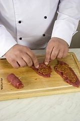 Приготовление блюда по рецепту - Рулетики мясные с семечками. Шаг 3