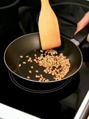 Приготовление блюда по рецепту - Салат с брынзой и кедровыми орешками. Шаг 2