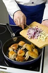 Приготовление блюда по рецепту - Таджин из курицы с имбирем и корицей. Шаг 2