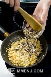 Приготовление блюда по рецепту - Вареники с капустой и грибами. Шаг 3