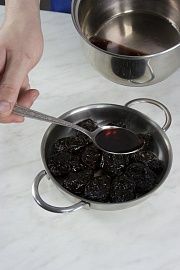 Приготовление блюда по рецепту - Чернослив с орехами и взбитыми сливками. Шаг 4
