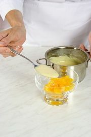 Приготовление блюда по рецепту - Апельсиновый десерт в молочном соусе с карамелью. Шаг 5
