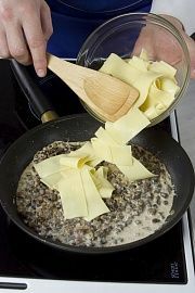 Приготовление блюда по рецепту - Паста с гусем в сливочном соусе. Шаг 5