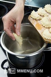 Приготовление блюда по рецепту - Вареники с капустой и грибами. Шаг 7