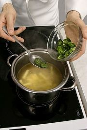 Приготовление блюда по рецепту - Суп овощной. Шаг 2