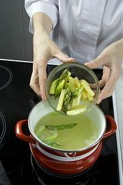 Приготовление блюда по рецепту - Уха с фрикадельками из трески. Шаг 4