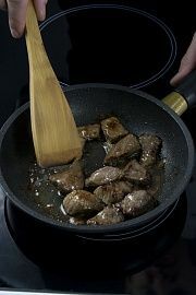 Приготовление блюда по рецепту - Мясо, тушенное с луком в горшочке. Шаг 1