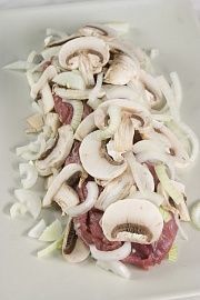 Приготовление блюда по рецепту - Нашпигованная свинина с грибами. Шаг 3