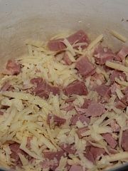 Приготовление блюда по рецепту - Блинчики с ветчиной и сыром. Шаг 4