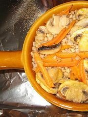 Приготовление блюда по рецепту - Гречка с грибами в горшочках. Шаг 2