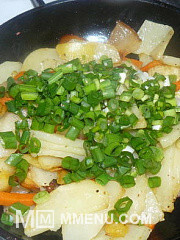 Приготовление блюда по рецепту - Жареная картошка по-деревенски. Шаг 9