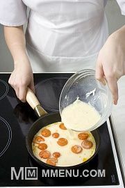Приготовление блюда по рецепту - Омлет с помидорами. Шаг 3