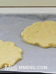 Приготовление блюда по рецепту - Песочный коржик с маскарпоне и клубникой. Шаг 6