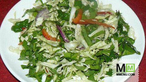 Салат из молодой капусты со шпинатом