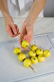 Приготовление блюда по рецепту - Шашлык из яблок. Шаг 1