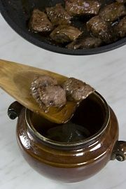 Приготовление блюда по рецепту - Мясо, тушенное с луком в горшочке. Шаг 3