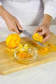 Приготовление блюда по рецепту - Апельсиновый десерт в молочном соусе с карамелью. Шаг 3