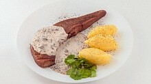 Рецепт - Телячий язык на гриле с грибным соусом и картофельным пюре