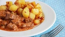 Рецепт - Говядина в томатном соусе с маринованными огурцами
