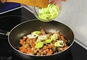 Приготовление блюда по рецепту - Пай с овощами, беконом и зеленью. Шаг 4