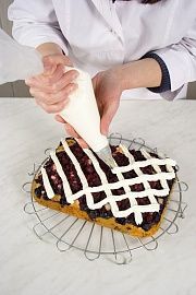 Приготовление блюда по рецепту - Маковый пирог с вишней. Шаг 4